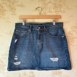 Levi’s denim mini skirt in blue medium wash jean distressed size 30